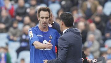 Borja, saludado por Luis García.