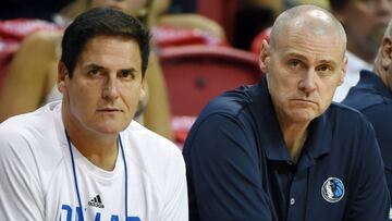 Mark Cuban, propietario de los Mavericks, junto a Rick Carlisle, entrenador jefe de los de Dallas.