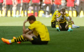 El empate ante el Mainz, unido a la victoria del Bayern en Colonia, dejó al Dortmund sin título ante su afición pese a que dependían de sí mismos.  Los jugadores, desolados al final del encuentro.