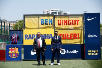 El extremo brasileño ha sido presentado como nuevo jugador del Barcelona junto a Joan Laporta en la Ciutat Esportiva Joan Gamper.