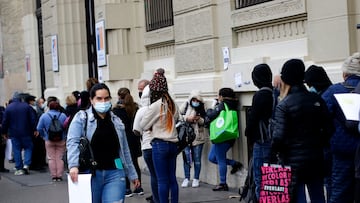 Santiago, 15 de junio 2021
Personas llegan hasta las oficinas de Chile Atiende ubicada en la Alameda  en el ultimo día para inscribirse al bono de Ingreso Familiar de Emergencia (IFE). 
 Javier Salvo/ Aton Chile