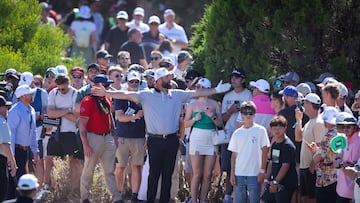 ADELAIDE (Australia), 13/02/2026.- John Rahm (C) of Legion XIII looks for his ball on the 18th during Round 2 of the LIV Golf Adelaide at The Grange Golf Club in Adelaide, Australia, 13 February 2026. (Adelaida) EFE/EPA/MATT TURNER EDITORIAL USE ONLY AUSTRALIA AND NEW ZEALAND OUT