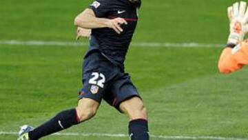 <b>GRANDES REFLEJOS. </b>Juan Pablo le saca un balón a Diego justo antes de llegarse al descanso en El Molinón. Hubiese sido el 1-2.