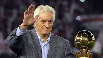 (FILES) In this file picture taken on August 25, 2016 Argentina's River Plate former goalkeeper Amadeo Carrizo waves as he poses next to the Recopa Sudamericana trophy before the second leg final football match between River Plate and Colombia's Independiente Santa Fe at the Monumental stadium in Buenos Aires. - Carrizo, who played for his national team, Argentina's River Plate and Colombia's Millonarios, died of a long illness on March 20, 2020 in Buenos Aires at 93. (Photo by Alejandro PAGNI / AFP)