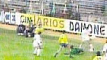 El Buitre marca sin inmutarse. Sin ángulo y pegado a la línea, lo deja sentado. ¡Genial!