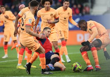 Brasanac jugador del Osasuna en el suelo rodeado de contrarios intentando llevarse el balón.