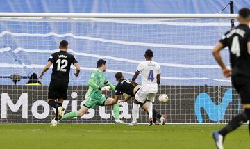 Lucas Boy¨¦ marca el 0-1 al Real Madrid.