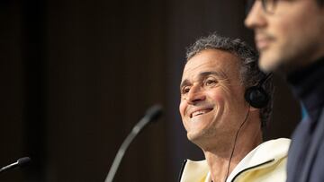 SAN SEBASTIÁN, 04/03/2024.- El entrenador del París Saint-Germain (PSG), Luis Enrique, durante la rueda de prensa que ha ofrecido este lunes en San Sebastián, previa al partido de mañana de la Liga de Campeones ante la Real Sociedad. EFE/Javier Etxezarreta