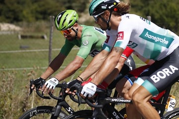 En una etapa ganada por Awout Van Aert, Alaphilippe perdió el liderato tras una penalización de 20 segundos. Adam Yates es el nuevo mailot amarillo y hay 4 colombianos en el top 10: Egan, Nairo, López y Chaves.