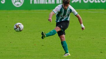 Yeray, del Racing, chutando a portería en un partido del Rayo Cantabria.