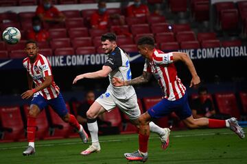 Oliver Burke entre José María Giménez y Renan Lodi.