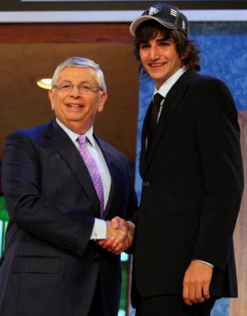 David Stern con Ricky Rubio después de ser elegido en quinta posición en el draft de 2009 por Minnesota Timberwolves. Los Wolves le esperaron 2 años y Ricky debutó en la NBA en 2011.