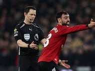 Soccer Football - Premier League - Everton v Manchester United - Hill Dickinson Stadium, Liverpool, Britain - February 23, 2026 Manchester United's Bruno Fernandes remonstrates with referee Darren England REUTERS/Phil Noble EDITORIAL USE ONLY. NO USE WITH UNAUTHORIZED AUDIO, VIDEO, DATA, FIXTURE LISTS, CLUB/LEAGUE LOGOS OR 'LIVE' SERVICES. ONLINE IN-MATCH USE LIMITED TO 120 IMAGES, NO VIDEO EMULATION. NO USE IN BETTING, GAMES OR SINGLE CLUB/LEAGUE/PLAYER PUBLICATIONS. PLEASE CONTACT YOUR ACCOUNT REPRESENTATIVE FOR FURTHER DETAILS..