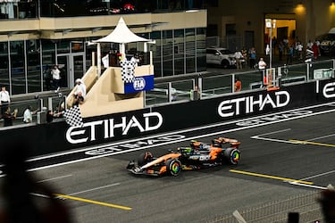 ¡LANDO NORRIS, CAMPEÓN DEL MUNDO! el piloto briutánico finaliza en tercera posivión y consigue así su primer título de campeón del mundo.