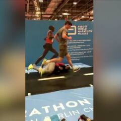 El 'piñazo' en la cinta de Mo Farah al intentar seguir a Kipchoge, recordman mundial de maratón