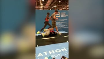 El 'pi?azo' en la cinta de Mo Farah al intentar seguir a Kipchoge, recordman mundial de marat車n