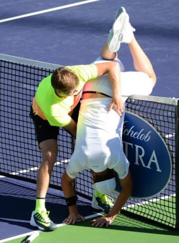 Ryan Harrison ayuda a Marty Fish.