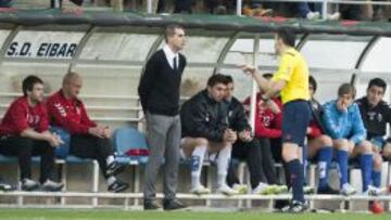 Gaizka Garitano en el banquillo de Ipurúa