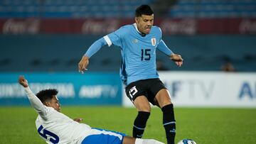 AME7852. MONTEVIDEO (URUGUAY), 20/06/2023.- Maximiliano Araujo (d) de Uruguay disputa el balón con Daniel Morejon de Cuba hoy, durante un partido amistoso internacional entre las selecciones de Uruguay y Cuba, en el Estadio Centenario, en Montevideo (Uruguay). EFE/ Enzo Santos
