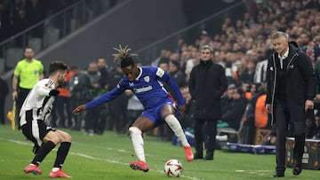 Istanbul (Turkey), 22/01/2025.- Besiktas' Rafa Silva (L) in action against Athletic Club Bilbao's Nico Williams (2-L) as head coaches Ole Gunnar Solskjaer (R) of Beskitas and Ernesto Valverde (2-R) of Athletic Club follow during the UEFA Europa League soccer match between Besiktas JK and Athletic Club Bilbao, in Istanbul, Turkey, 22 January 2025. (Turquía, Estanbul) EFE/EPA/ERDEM SAHIN