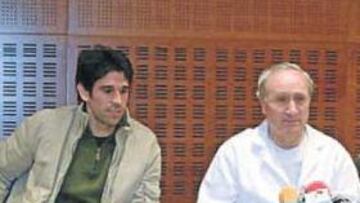 <b>FELIZ. </b>Valerón, junto al doctor Guillén, tras saber ayer que la lesión no era importante.
