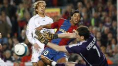 Iker Casillas, M&iacute;chel Salgado y Ronaldinho, durante un partido entre el Real Madrid y el Barcelona.