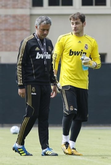 La temporada 2010-2011, Iker se convirti¨® en el capit¨¢n del Real Madrid tras las marchas de Ra¨²l y Guti al concluir la anterior temporada, siendo el quinto portero de la historia del club que ostenta la capitan¨ªa. Con Jose Mourinho en el banquillo, en esa temporada se logr¨® la Copa de SM El Rey que el club no lograba desde hac¨ªa 18 a?os en la final disputada en Mestalla ante el Barcelona.