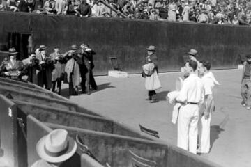 Jacques Brugnon y Henri Cochet posan ante los fotógrafos en Roland Garros 1932.
