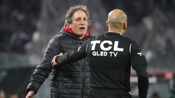 Futbol, Colo Colo vs Ñublense.
Fecha 22, Campeonato Nacional 2024.
El entrenador de Ñublense Mario Salas dirige durante el partido contra Colo Colo por la primera division en el estadio Monumental.
Santiago, Chile.
29/08/2024
Jonnathan Oyarzun/Photosport
Football, Colo Colo vs Nublense.
22th turn, 2024 National Championship.
Nublense's head coach Mario Salas gestures during first division match against Colo Colo at the Monumental stadium.
Santiago, Chile.
29/08/2024
Jonnathan Oyarzun/Photosport