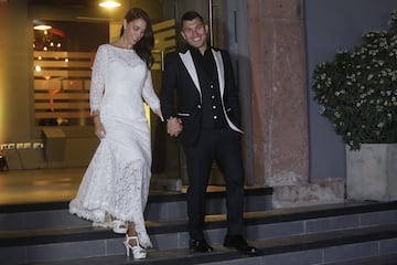 Santiago, 07 de julio 2017.
El futbolista Gary Medel junto a su esposa Cristina Morales saludan a la prensa durante su fiesta de matrimonio.
Karin Pozo/Photoport