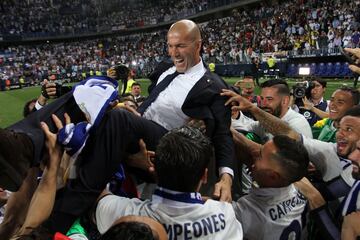 El 21 de mayo de 2017 Zidane consiguió el título de Liga. En la foto, la celebración con el equipo. 