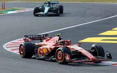 Carlos Sainz y Fernando Alonso durante la carrera del Gran Premio de Japón.
