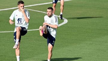 Jordi Alba, con Sarabia en un entrenamiento de la Selección.