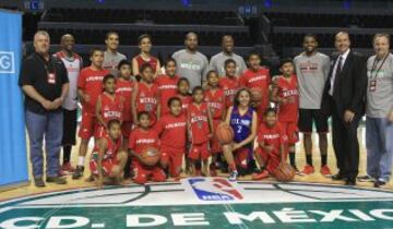 Excelente acogida para la NBA en Ciudad de México. Gran éxito antes, durante y después del partido en el primer partido oficial en suelo mexicano desde 1997. Howard, Harden, Wiggins... un día inolvidable para los aficionados mexicanos.