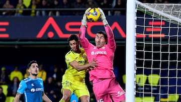 Villarreal's Spanish forward #22 Ayoze Perez Gutierrez challenges Real Betis' Spanish goalkeeper #25 Fran Vieites during the Spanish league football match between Villarreal CF and Real Betis at La Ceramica stadium in Vila-real on December 15, 2024. (Photo by JOSE JORDAN / AFP)