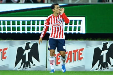 Con 10 goles, el delantero de Chivas Omar Bravo fue el mejor goleador mexicano del Apertura 2015.