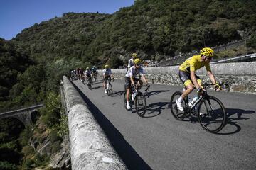 Froome seguido por Landa en el puente.