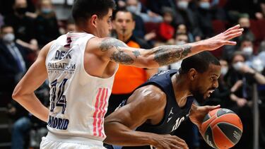 St. Petersburg (Russian Federation), 04/03/2021.- Gabriel Deck (L) of Madrid in action against Will Thomas (R) of Zenit during the Euroleague basketball match between BC Zenit St. Petersburg and Real Madrid in St. Petersburg, Russia, 04 March 2021. (Balon