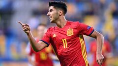 Marco Asensio celebra uno de sus goles a Macedonia.