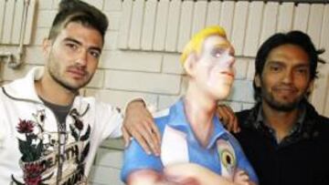 <b>EL REGRESO. </b>Tiago y Abel posan para AS con un muñeco que se parece a Rivas. Vuelve el trivote.