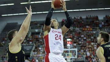 GRANADA, 17/08/2023.- El jugador de la selecci¨®n canadiense de baloncesto Dillon Brooks (c) se dispone a lanzar ante Joel Parra (i) y Juancho Hernang¨®mez, ambos de Espa?a, durante el partido del Torneo Ciudad de Granada que los combinados nacionales de Espa?a y Canad¨¢ disputan hoy jueves en el Palacio de Deportes, en la ciudad nazar¨ª. EFE/Pepe Torres
