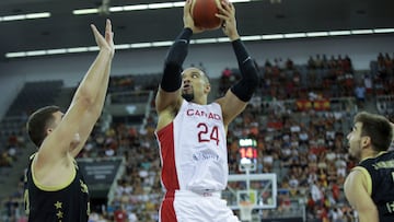 GRANADA, 17/08/2023.- El jugador de la selección canadiense de baloncesto Dillon Brooks (c) se dispone a lanzar ante Joel Parra (i) y Juancho Hernangómez, ambos de España, durante el partido del Torneo Ciudad de Granada que los combinados nacionales de España y Canadá disputan hoy jueves en el Palacio de Deportes, en la ciudad nazarí. EFE/Pepe Torres
