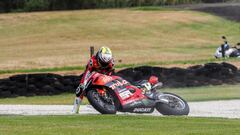 Bautista intenta levantar la Ducati tras su caída en Phillip Island.