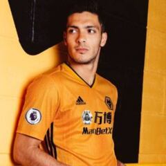 Raúl Jiménez presentó el nuevo uniforme del Wolverhampton