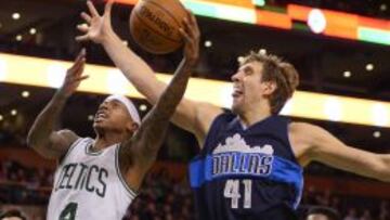 Dirk Nowitzki trata de detener a Isaiah Thomas.