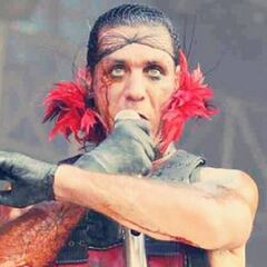 Till Lindemann, vocalista de Rammstein rompe la mandíbula a un hombre
