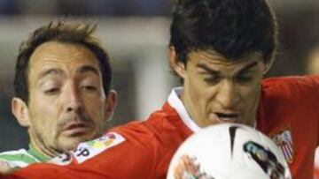 El centrocampista argentino del Sevilla Diego Perotti intenta controlar un balón ante la presión del delantero del Racing de Santander Pedro Munitis durante el encuentro, correspondiente a la vigésimonovena jornada de la Liga de Primera División, que disputan ambos equipos en el estadio de El Sardinero de la capital cántabra.