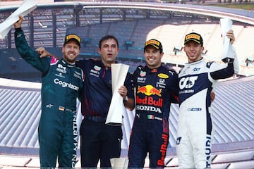 Sorpresivamente Sebastan Vettel y Pierre Gasly acompañaron en el podio a 'Checo'. Vettel fue elegido como el piloto del día.