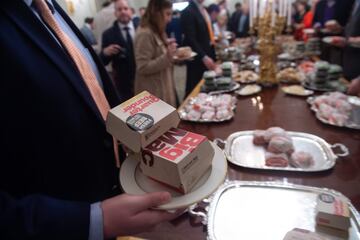 ADebido al cierre parcial del gobierno estadounidense, que ha dejado sin chefs a la Casa Blanca, Donald Trump ha recibido con comida rápida al equipo campeón de Fútbol Americano Universitario Clemson Tigers.