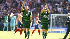 Los jugadores del Eibar celebran el punto en el Metropolitano. 